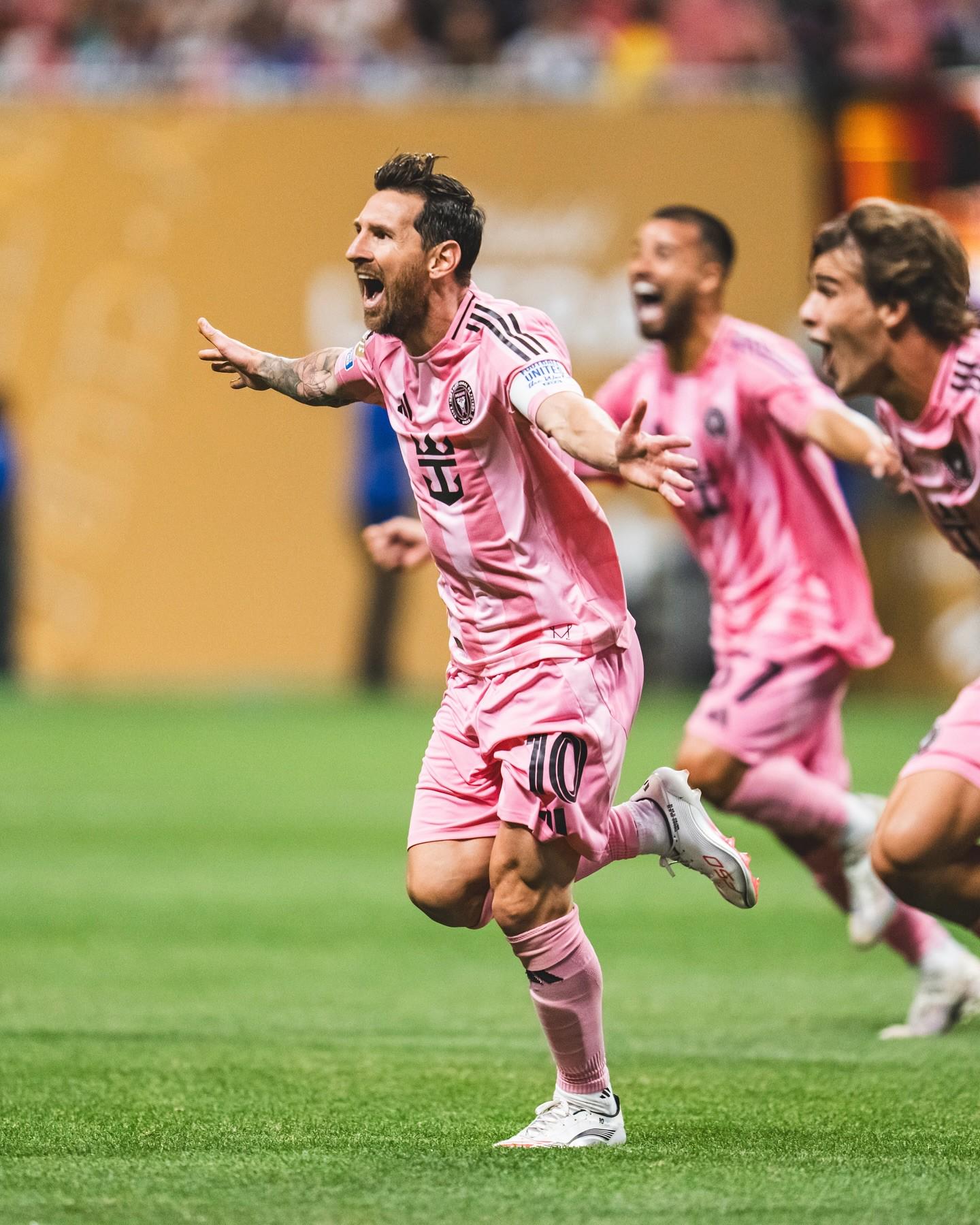 开云体育-梅西重返赛场，重要助攻首场状态出色，SKT观众沸腾！的简单介绍