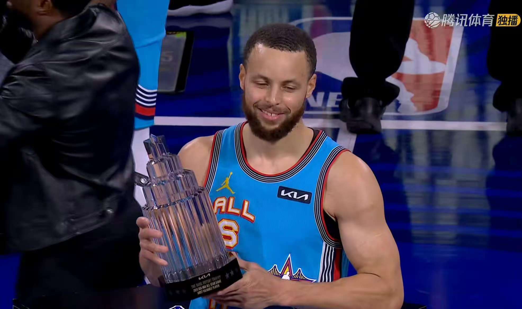 开云体育-库里在篮网比赛中夺冠，重要助攻引发热议！