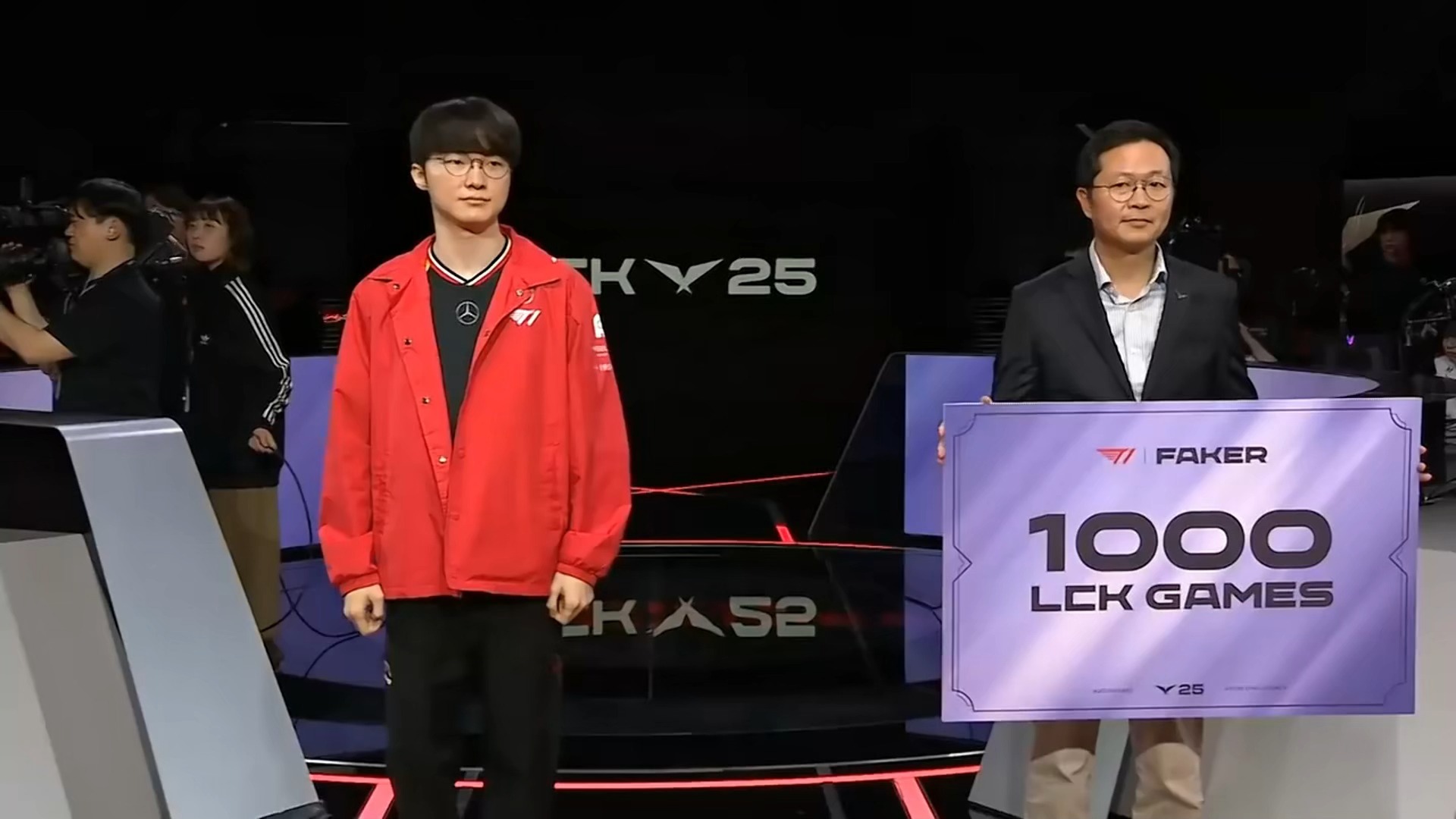 开云- faker回头看奖杯 